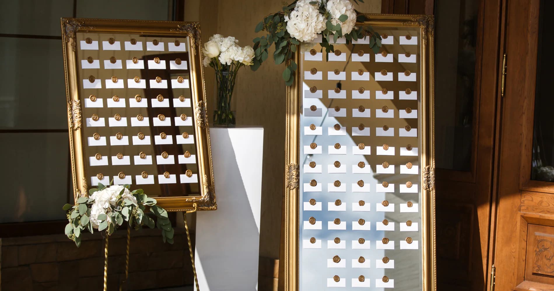 Table de mariage dressée avec couverts et décoration