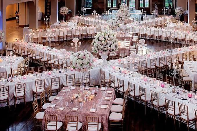 Salle de réception de mariage aménagée avec ses tables