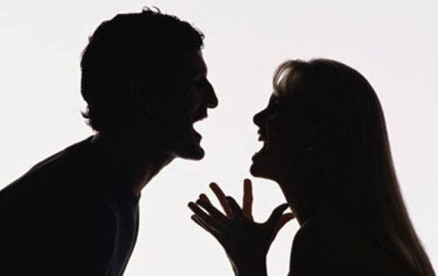 Invités attablés lors d'un dîner de mariage