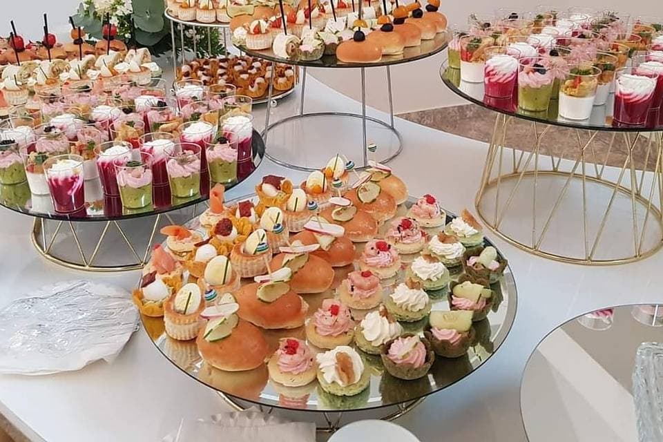 Buffet et plats préparés par un traiteur de mariage